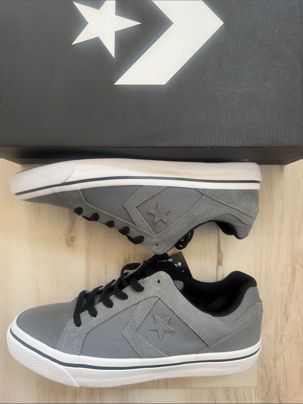 Converse Men's Gray and Black Low-Top Sneakers